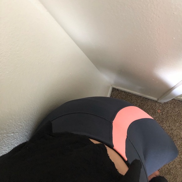 Gray crop compression leggings - Picture 2 of 3